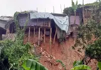 পাহাড়ধসের শঙ্কা ও ঝুঁকিপূর্ণ বসতি