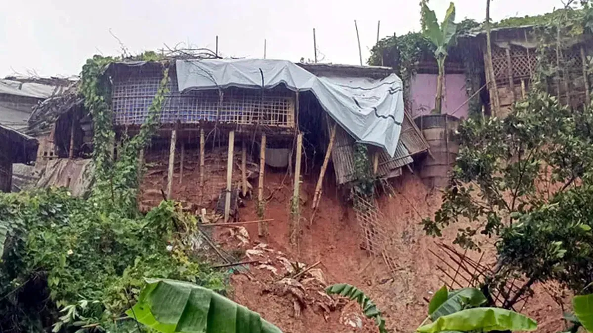 পাহাড়ধসের শঙ্কা ও ঝুঁকিপূর্ণ বসতি