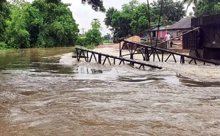 ভারী বর্ষণে আভাস, ভূমিধস-বন্যার সতর্কতা
