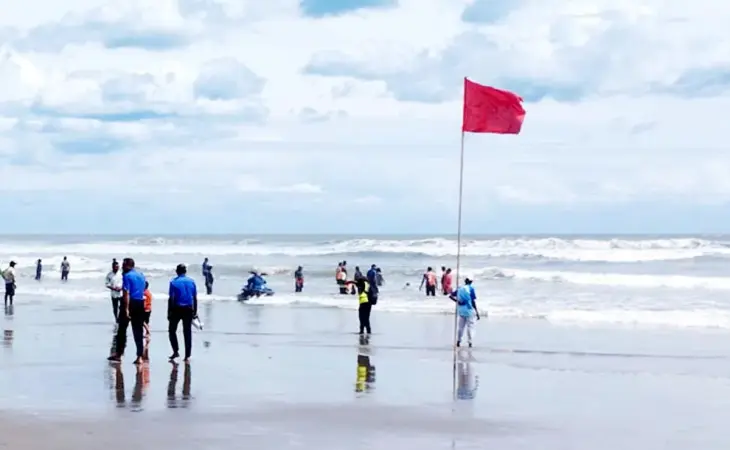 বন্দরে সতর্ক সংকেত, উত্তাল সাগর