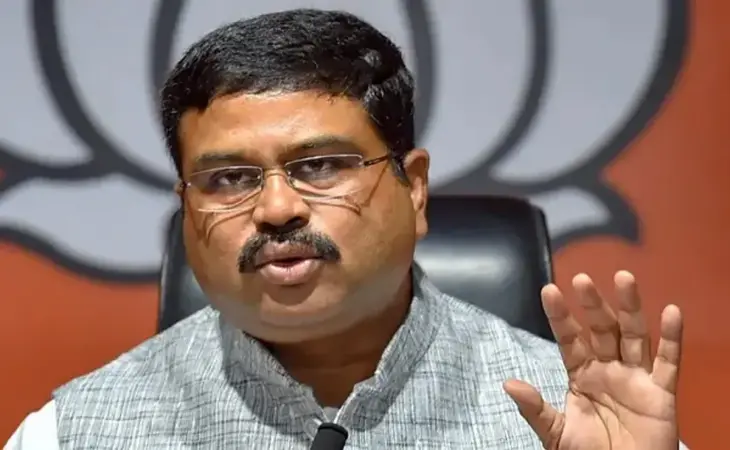 আন্দোলনের কাছে নতি স্বীকার, সরে দাঁড়ালেন শিক্ষামন্ত্রী