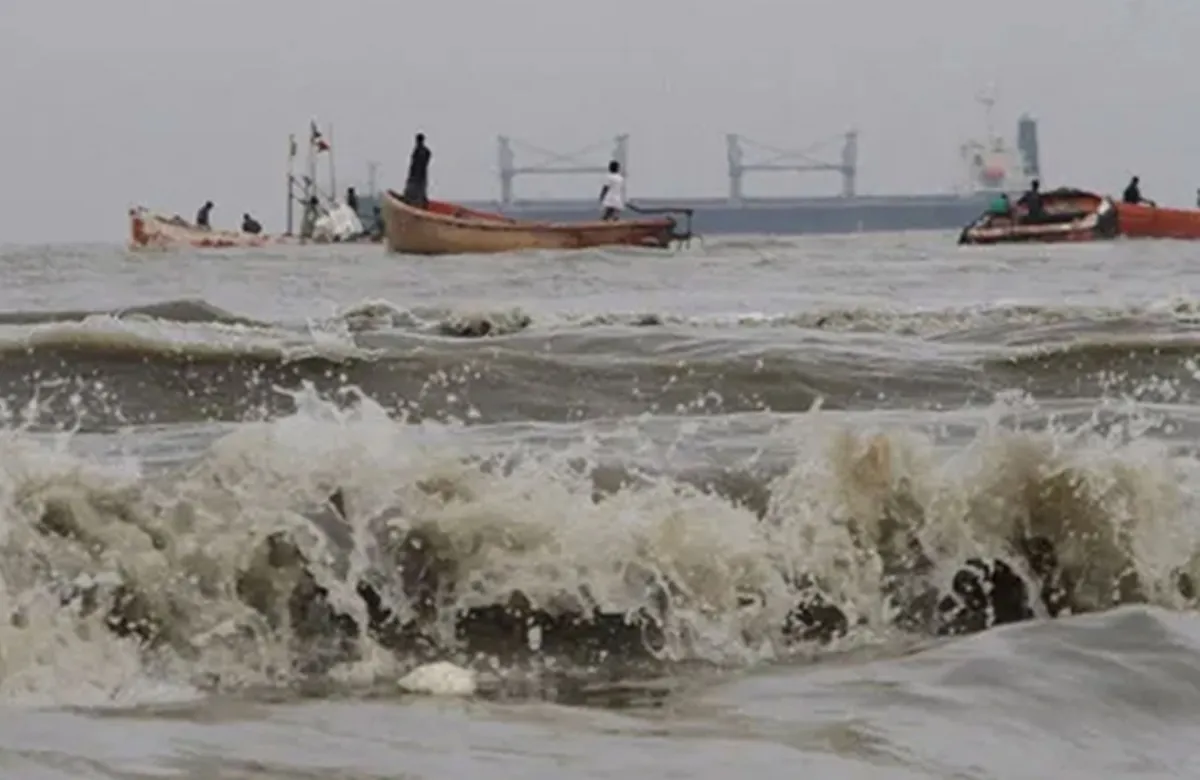 সমুদ্র বন্দরে ৩ নম্বর সতর্ক সংকেত